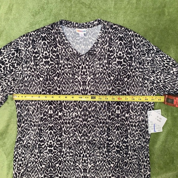 🔲LULAROE Black & White Animal Print Top "DEVIN" size Large - Picture 3 of 7